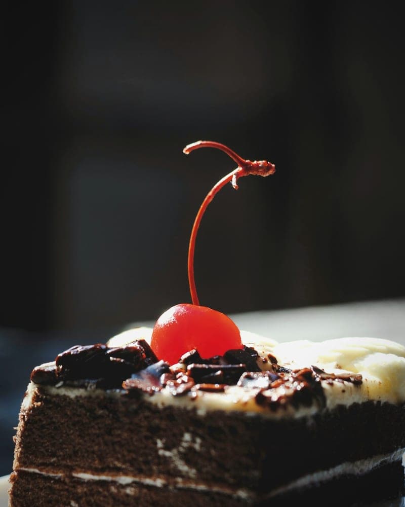Porción de torta de chocolate con una cereza