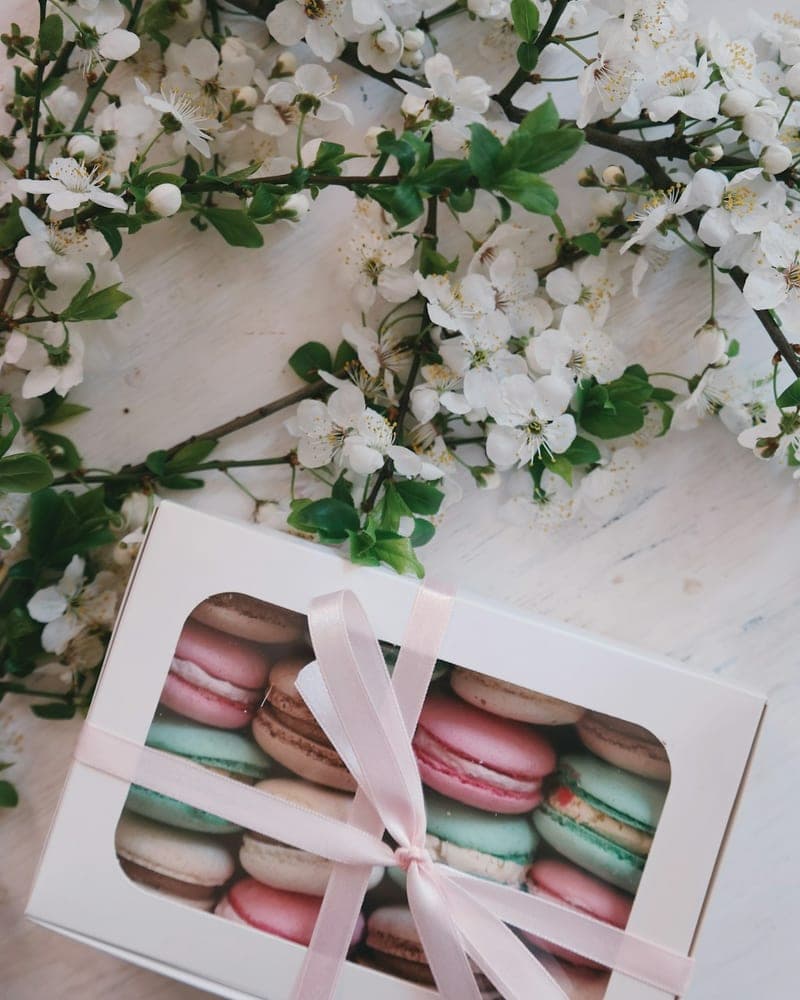 Caja de regalo con macarons de colores