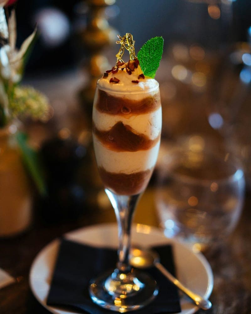 Postre de capas servido en copa