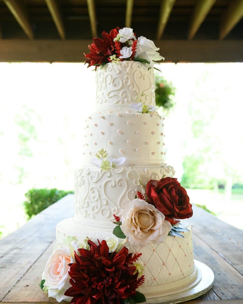 Torta de pisos decorada con flores